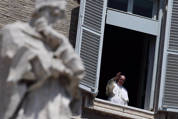El Papa reza el primer Regina Coeli desde la ventana del Palacio Apostólico con fieles en la plaza de San Pedro