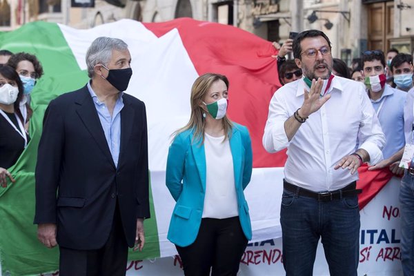 La derecha italiana se manifiesta contra la gestión de la pandemia con Salvini a la cabeza
