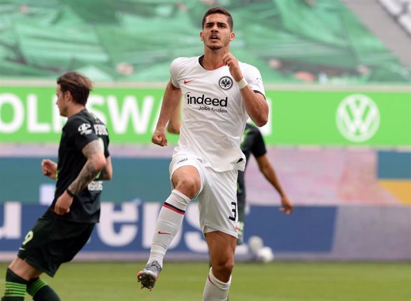 El Eintracht escapa de una zona roja que agobia al Werder Bremen