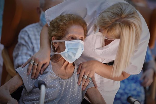 La mortalidad de las personas mayores de 74 años por COVID-19 se disparó al 22% en España durante la pandemia