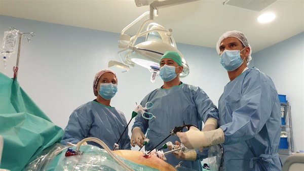 El equipo de Obesidad de Quirónsalud Málaga realiza con éxito una sesión 'on line' con cirugía en directo