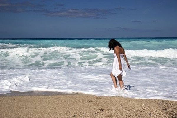 Experto dice que caminar por la playa puede ocasionar esguinces, sobrecargas musculares, lumbalgias o dolor de cadera