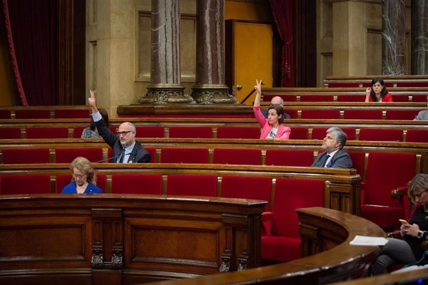 El Parlamento de Cataluña pide suspender de sueldo y empleo a los mossos implicados en una agresión racista