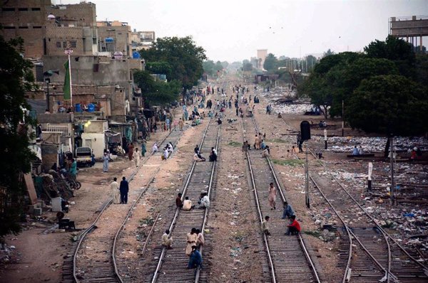 Al menos 19 muertos en Pakistán al arrollar un tren a un autobús de peregrinos sij