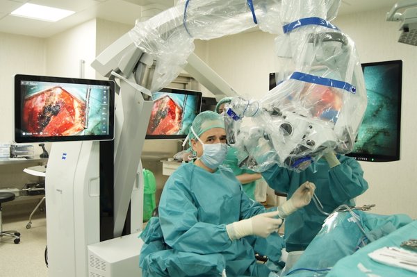El Ruber Internacionala adquiere un microscopio robotizado que consigue una cirugía craneal más precisa