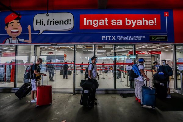 Filipinas retira la prohibición de viajes no esenciales a pesar del repunte de casos de coronavirus