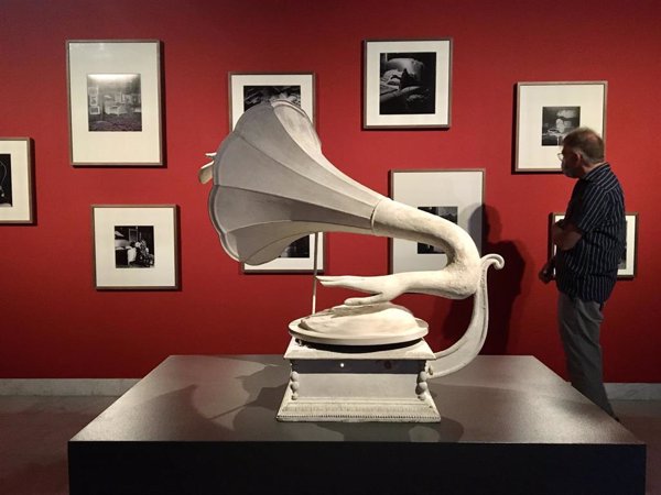 El Museu Picasso expone el gramófono perdido del surrealista Óscar Domínguez