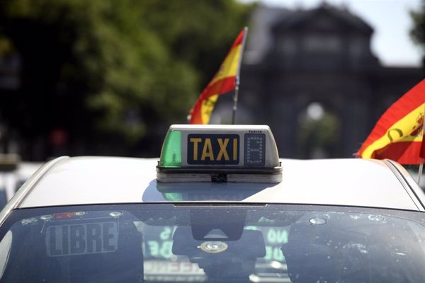 La Federación del Taxi de Madrid recibe el identificativo Garantía Madrid por su compromiso contra la Covid