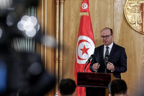 Cesados los ministros del partido islamista Ennahda tras la dimisión del primer ministro de Túnez