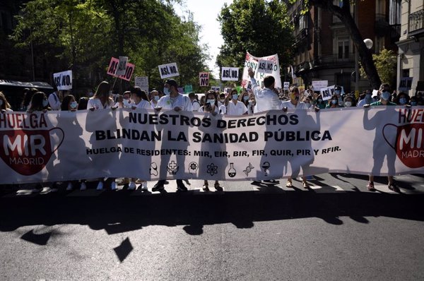 Los médicos residentes madrileños volverán a manifestar el lunes para exigir un convenio colectivo