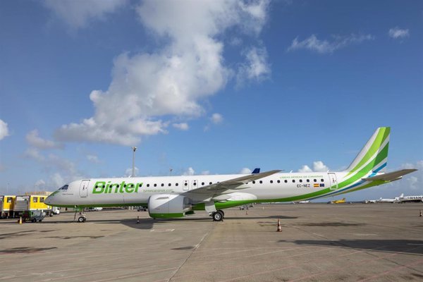 Airef propone limitar la subvención a vuelos a las islas en función de las rentas de los viajeros