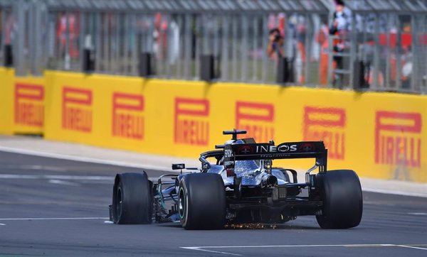 Pirelli investiga los pinchazos de Hamilton y Carlos Sainz