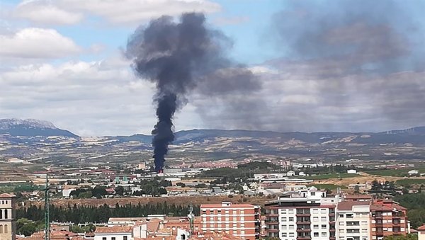 El Gobierno amplía los medios de extinción enviados al incendio de Robledo (Madrid) y actúa en otros 6