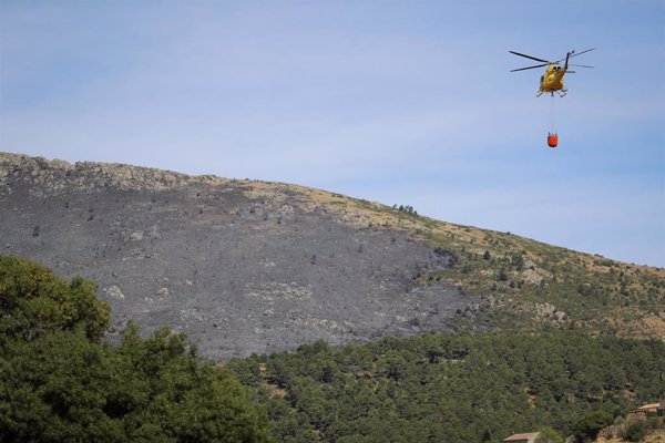 La extinción del incendio forestal de Robledo (Madrid) continúa favorable y ya no hay zonas de riesgo