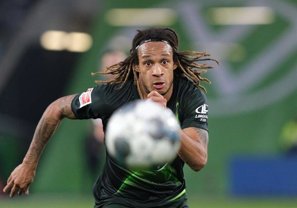El defensa del Wolfsburgo Mbabu, positivo por coronavirus, se pierde el duelo de Europa League ante el Shakhtar