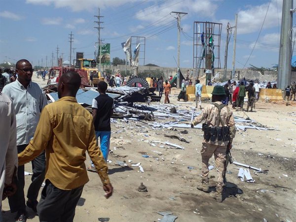 Mueren tres personas en un atentado suicida frente a un restaurante de la capital de Somalia