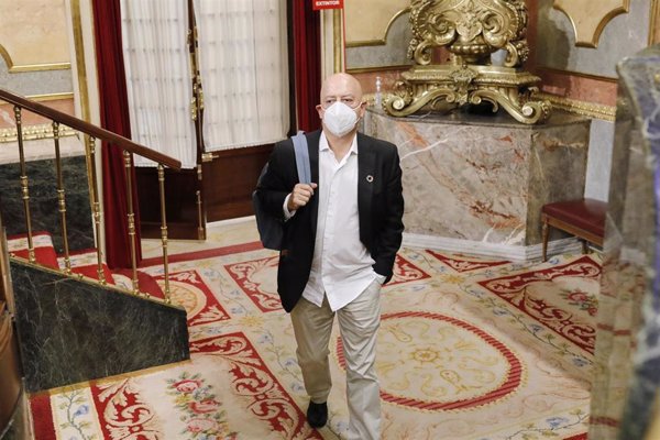 Dirigente del PSOE cree que Juan Carlos I debería renunciar a su condición de rey emérito y ve insuficiente su marcha