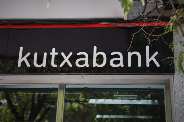 Kutxabank supera el millón de clientes digitales, más del 50% del total