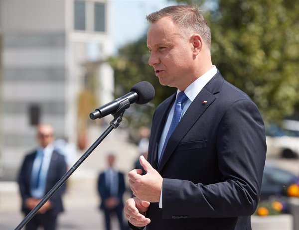 Duda toma posesión para un segundo mandato mientras Polonia anuncia una vuelta a las restricciones