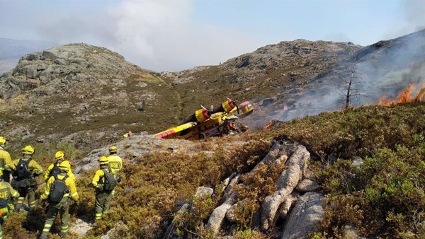 Heridos los dos pilotos y el mecánico del hidroavión accidentado cuando trabajaba en el incendio de Lobios (Ourense)