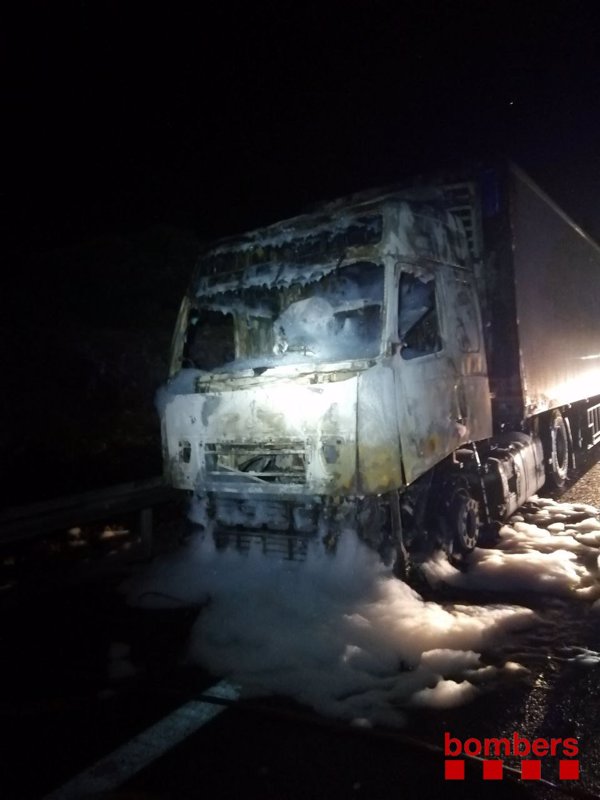Un camión se incendia en la AP-7 a la altura de l'Ametlla de Mar (Tarragona)