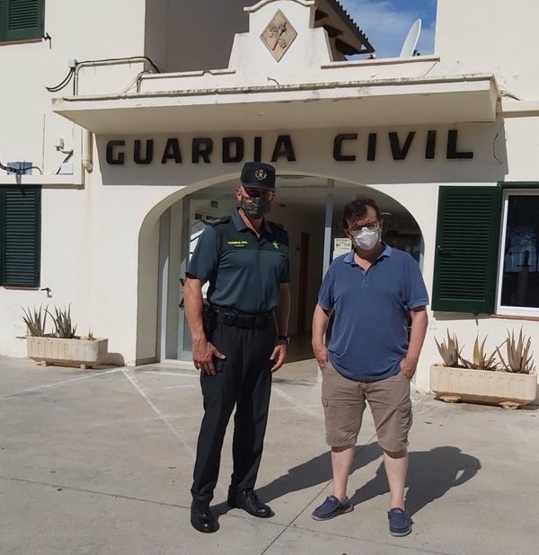 El escritor Javier Cercas visita las dependencias de la Guardia Civil en Puerto Pollença para preparar su nuevo libro