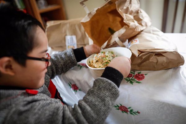 La influencia de los niños sobre sus padres puede ayudar a mejorar los hábitos alimentarios en el hogar, según estudio