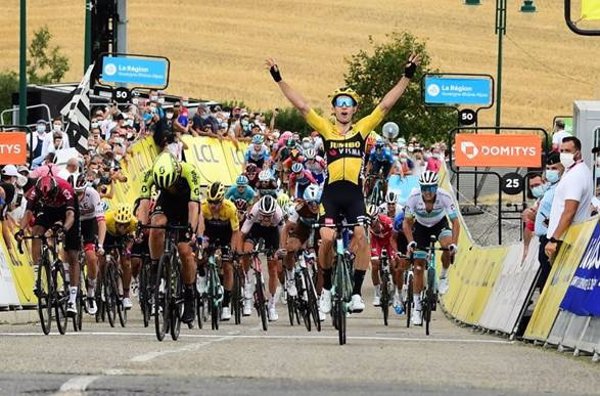Wout van Aert sigue de 'dulce' y gana la primera etapa del Dauphiné