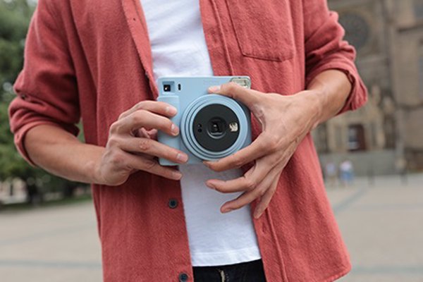 Fujifilm presenta su nueva cámara instantánea Instax SQUARE SQ1 con modo 'selfie' y exposición automática