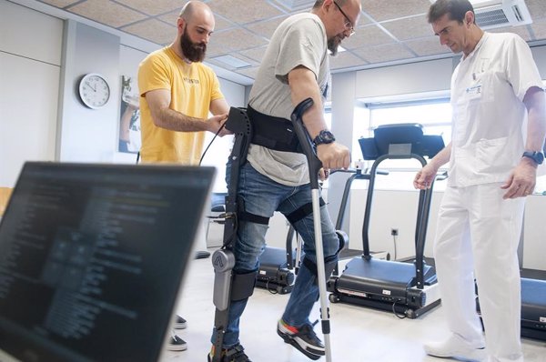 Asepeyo participa en el desarrollo de un exoesqueleto que permite caminar a lesionados medulares