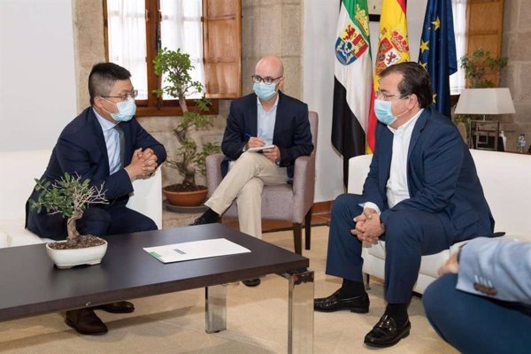 Vara traslada al CEO de Huawei la disponibilidad de espacios en Extremadura para proyectos de digitalización