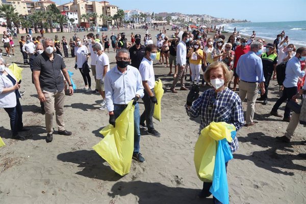 La reina Sofía participa como voluntaria en la campaña de recogida de residuos '1m2 por las playas y los mares'