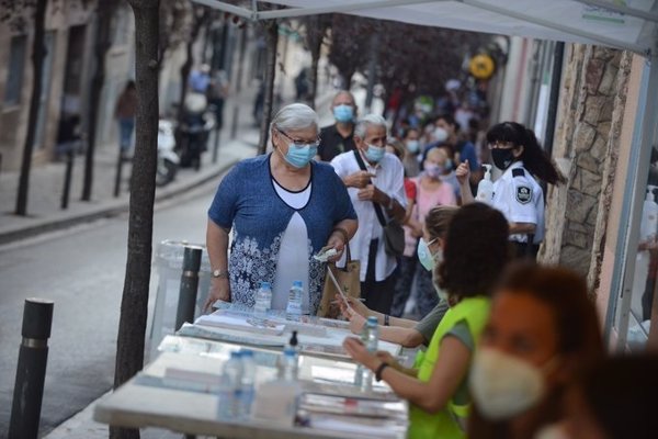 Unas 950 personas se someten a una PCR en el cribado en Trinitat Vella en Barcelona