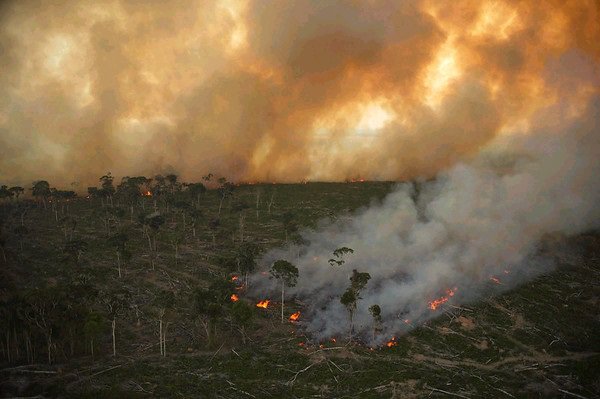 El humo de los incendios en Brasil se extiende más de 4.000 kilómetros y afecta a otros cinco países