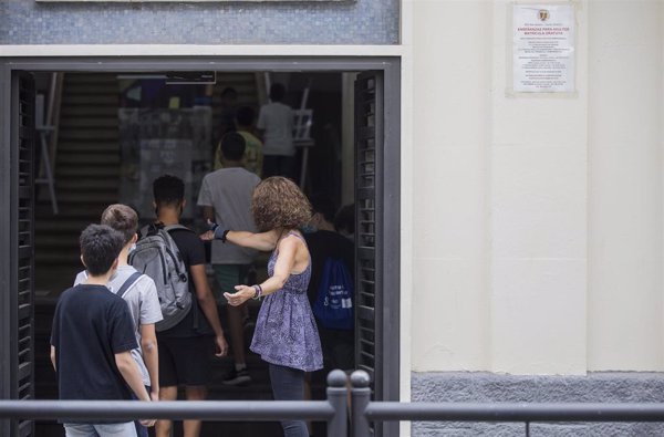 Los institutos abren sus puertas en Galicia con escasas incidencias, pero entre protestas por la gestión de la Xunta