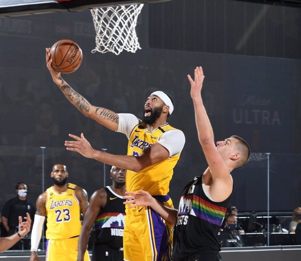 Anthony Davis sitúa a los Lakers a un paso de las Finales