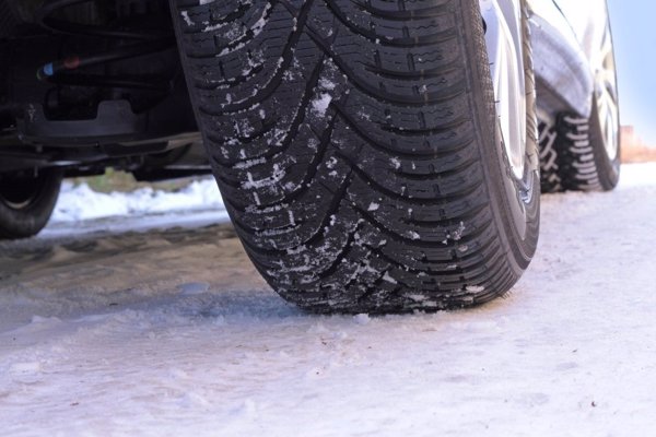 Mayor adherencia y menor distancia de frenado, entre los beneficios de los neumáticos de invierno