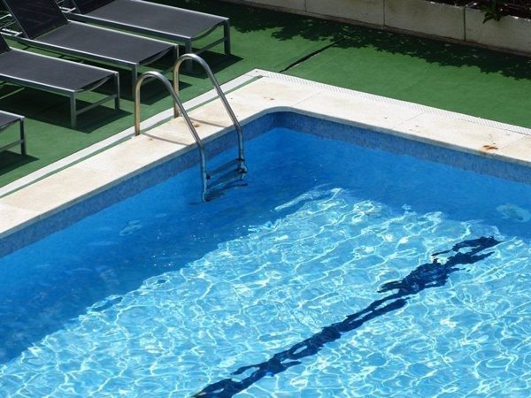 Rescatan a una bebé de 21 meses tras caer en una piscina y casi ahogarse en Quart de Poblet (Valencia)