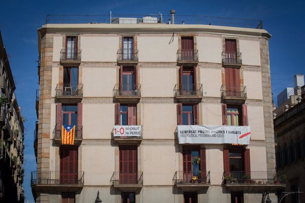 Colocan pancartas junto a la Generalitat contra la inhabilitación de Torra