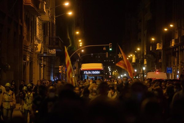 Los manifestantes de CDR en Barcelona se concentran delante de la Jefatura de Policía
