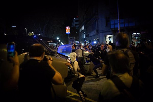 Los CDR queman contenedores y los Mossos cargan en plaza Catalunya de Barcelona