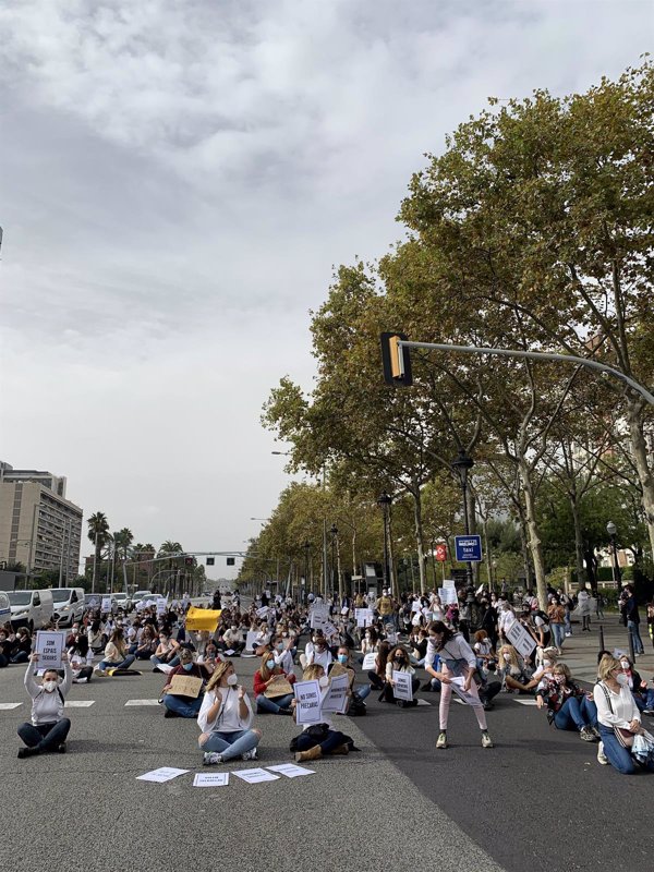 Unas 300 personas del sector de la estética protestan en Barcelona contra su cierre