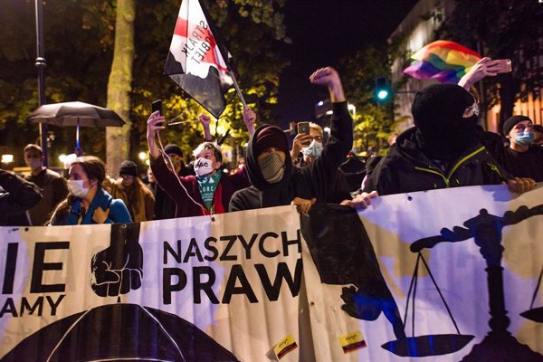 La Policía polaca disuelve con gases lacrimógenos la protesta por la reciente reforma de la ley del aborto