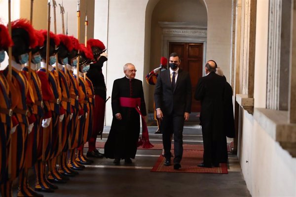Pedro Sánchez llega puntual al Vaticano para su encuentro con el Papa