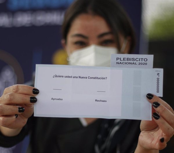 Los chilenos deciden en plebiscito si dejan atrás la Constitución de la era Pinochet