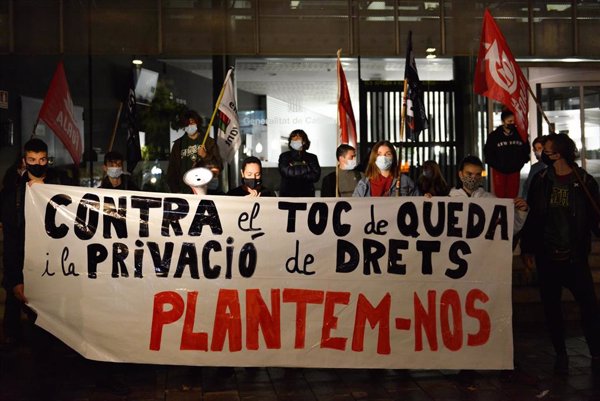 Un centenar de personas protestan contra el toque de queda en Girona