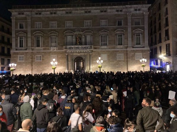 Unas 800 personas protestan contra el toque de queda en la plaza Sant Jaume de Barcelona