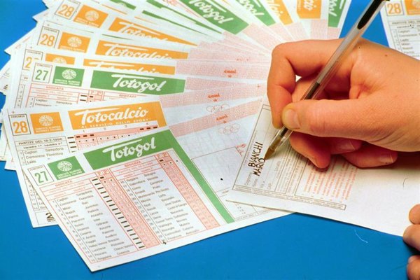 Acusados de fraude doce empleados de la empresa italiana de loterías por buscar billetes premiados