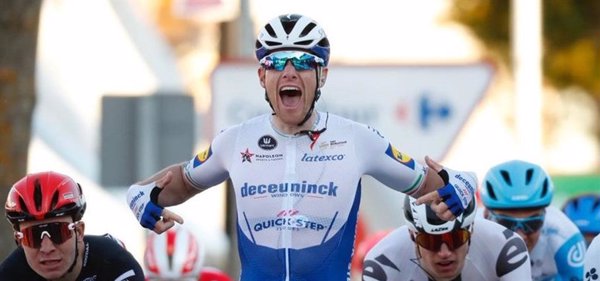Sam Bennett esprinta hacia el doblete en La Vuelta