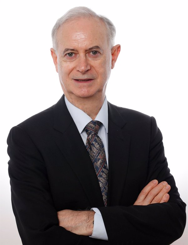 El catedrático de la UEx Enrique Moradiellos, elegido académico de número de la Real Academia de la Historia